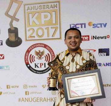 Gubernur Ridho Terima Penghargaan Pemerintah Peduli Penyiaran