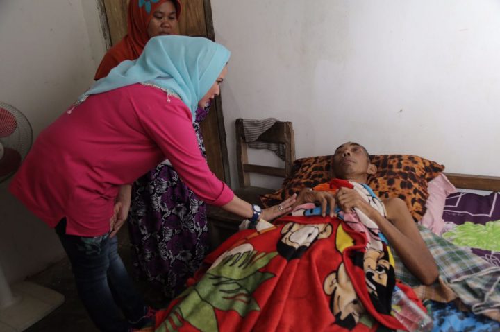 Aprilani Yustin Ficardo Jenguk Korban Kecelakaan Lalu Lintas