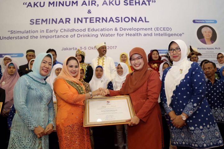 Bunda Yustin Raih Penghargaan Himpaudi