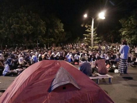 Demo di Depan Kantor Bupati Lamsel, Front Muda Nahdliyin Bertahan Hingga Malam
