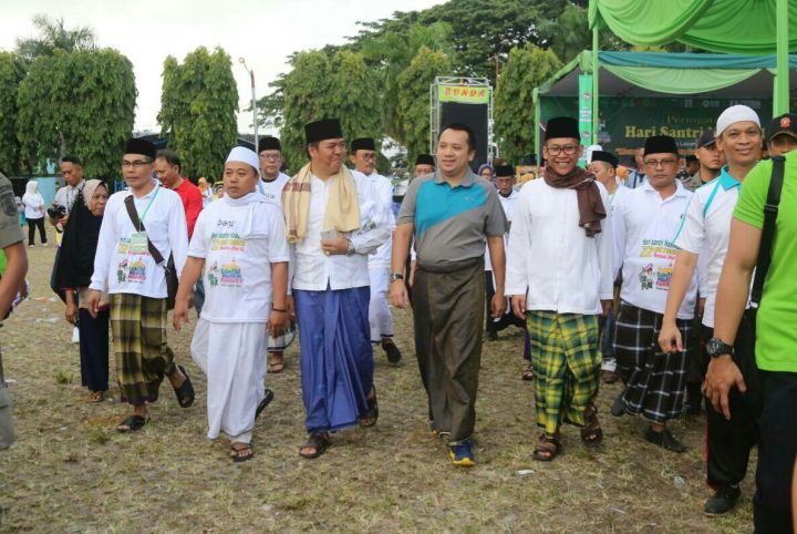 Hari Santri Nasional, Gubernur Ridho Ikuti Jalan Sehat Sarungan