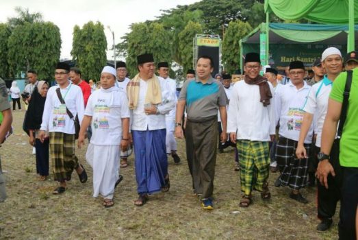 Hari Santri Nasional, Gubernur Ridho Ikuti Jalan Sehat Sarungan