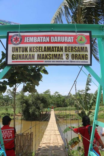 Jembatan Gantung Darurat di Pringsewu Diresmikan