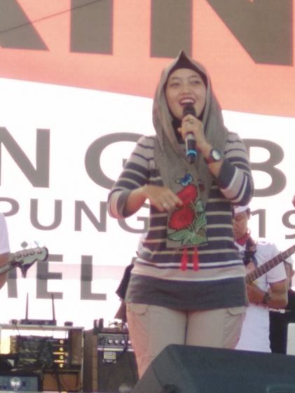 Bupati Chusnunia Chalim Bernyanyi di Depan Ribuan Peserta Jalan Sehat Bersam Arinal