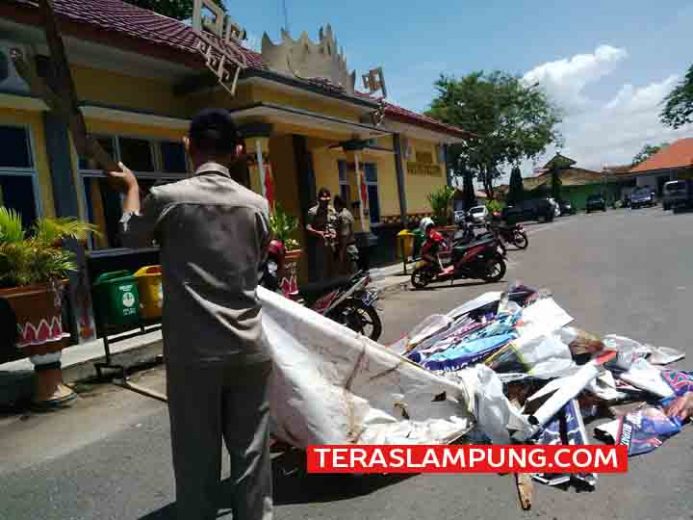 Sat Pol PP Lampura Kembali Tertibkan Spanduk dan Baliho