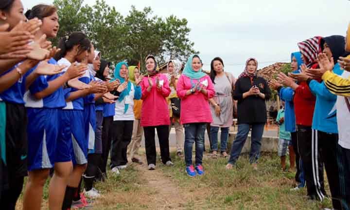 Aprilani Yustin Ficardo Buka Turnamen Sepakboka Wanita di Desa Muara Putih Natar