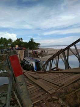 Jembatan Bailey Ambruk, Jalan Lintas Barat Terputus