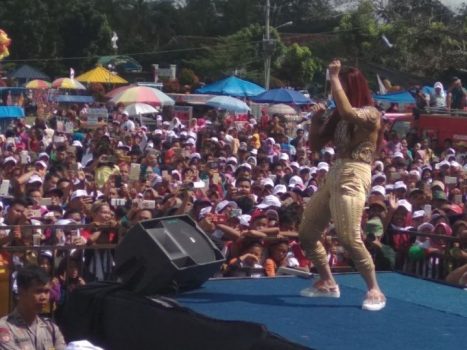 Goyang Inul Bikin Heboh Acara Jalan Sehat Bersama Arinal di Tubabar