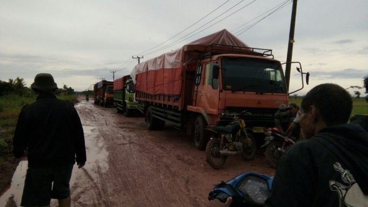 Jalan Poros Rawajitu Jadi Kubangan Lumpur, Banyak Mobil Terjebak