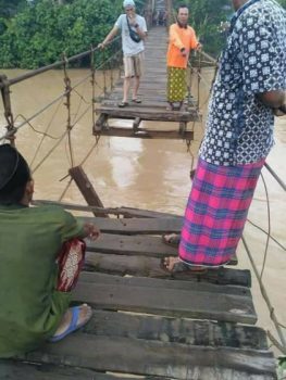 Jembatan Gantung di Tanggamus Ambrol, Pelajar yang Hanyut di Sungai Semaka Belum Ditemukan