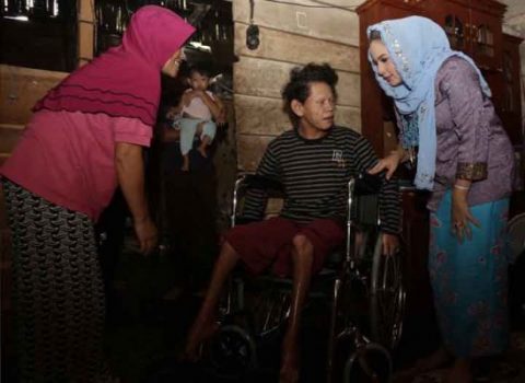 Ny. Aprilani Yustin Ficardo Sumbang Kursi Roda kepada Dua Remaja di Way Kanan