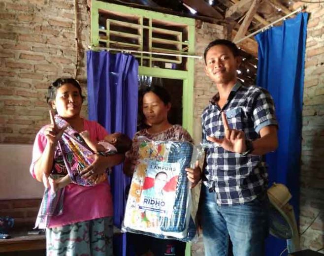 Gubernur Ridho Beri Bingkisan Kelahiran bagi Keluarga Kurang Mampu di Empat Kabupaten-Kota