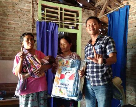 Gubernur Ridho Beri Bingkisan Kelahiran bagi Keluarga Kurang Mampu di Empat Kabupaten-Kota