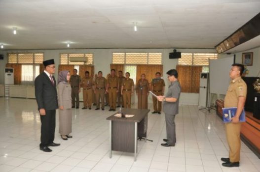 Hamartoni Alhadis Lantik Dua Pejabat Pemprov Lampung