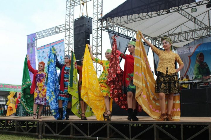 Belasan Muli Cantik Perkenalkan Batik Khas Lamtim di Festival Way Kambas 2017