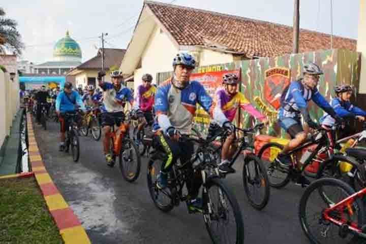 Meriahkan HUT Brimob, Jajaran Korem Gatam Meriahkan Gowes Sepeda Santai