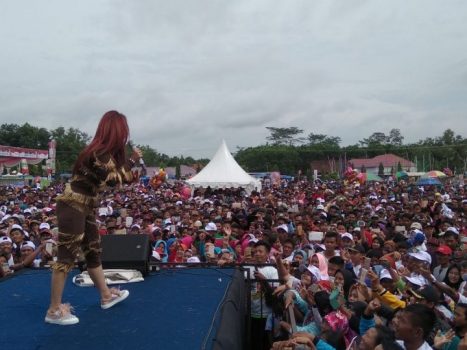 Inul “Goyang” Warga Tuba di Acara Jalan Sehat Arinal