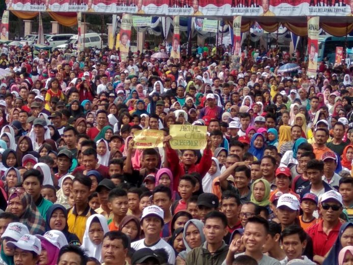 Arinal dan Nunik Ajak Masyarakat Pesisir Barat Ikut Jalan Sehat
