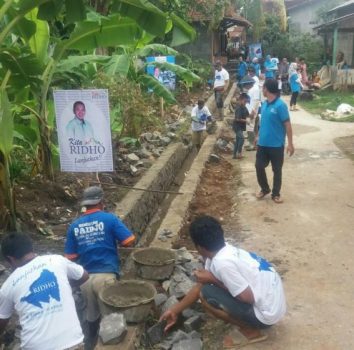 KitaRidho Bantu Warga Bangun Drainase di Metro