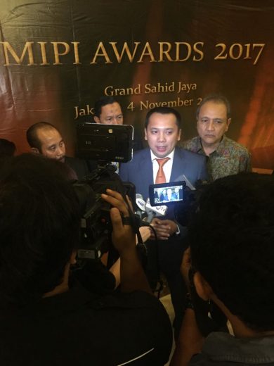 Gubernur Ridho Serahkan MIPI Awards
