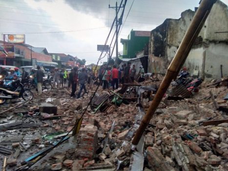 Sedang Berteduh, Empat Orang Tewas Tertimpa Bangunan Roboh