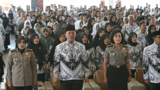 Hari Guru, Bupati Mustafa Minta Para Guru Tingkatkan Profesionalisme