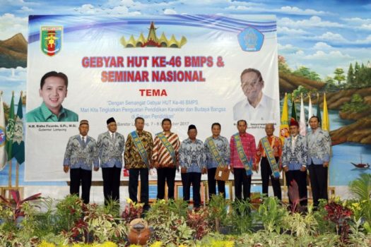Gubernur Ridho Ficardo Terima Penghargaan Peduli Perguruan Swasta
