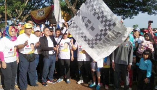 Ketua MPR RI Lepas Peserta Jalan Sehat Bersama Arinal Djunaidi di Gedongtaan