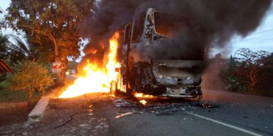 Bus Damri Terbakar di Jalinsum Desa Suka Banjar Lampung Selatan