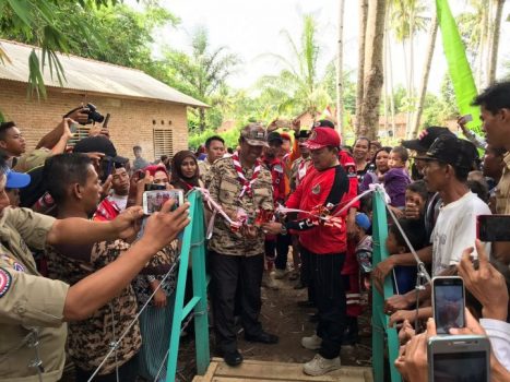 Gubernur Ridho dan Relawan VRI Bangun Dua Jembatan Gantung di Pesawaran