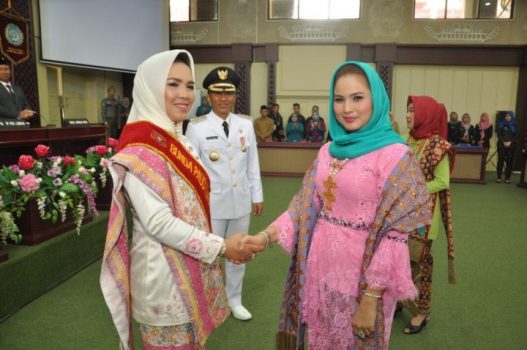 Ny. Aprilani Yustin Lantik Ny. Partinia Parosil Sebagai Ketua TP PKK Lambar