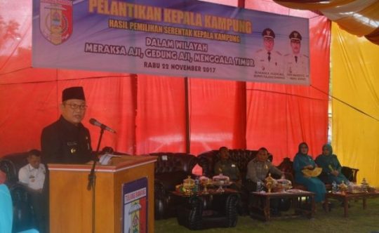 Bupati Hanan Rozak Lantik 5 Kepala Kampung di Kecamatan Meraksa Aji