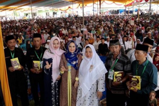 Aprilani Yustin Ridho Ficardo Disambut Puluhan Ribu Santri dan Masyarakat di Pesantren KH. Achmad Shodiq