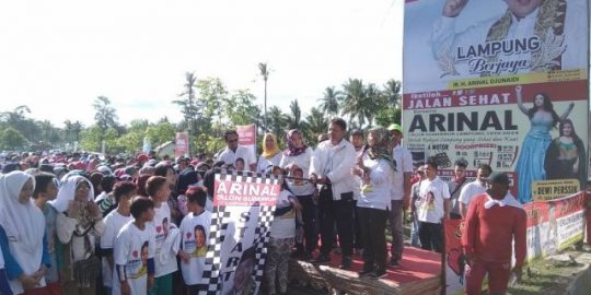 Arinal dan Nunik Lepas Ribuan Peserta Jalan Sehat di Pesisir Barat