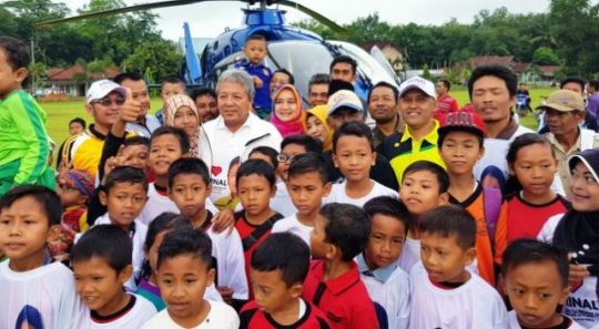 Turun dari Heli, Arinal dan Nassar Disambut Warga Mesuji