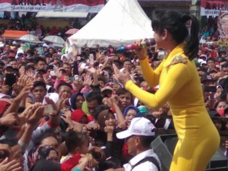 Dewi Persik “Goyang” Ribuan Warga Tanggamus di Acara Jalan Sehat Arinal