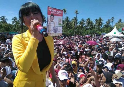 Jalan Sehat Bersama Arinal dan Nunik, Dewi Persik Hibur Warga Pesisir Barat