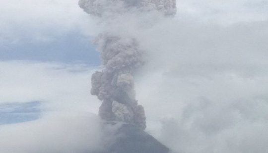 Gunung Agung Kembali Erupsi, Abu Vulkanik Hingga Setinggi 2,5 KM