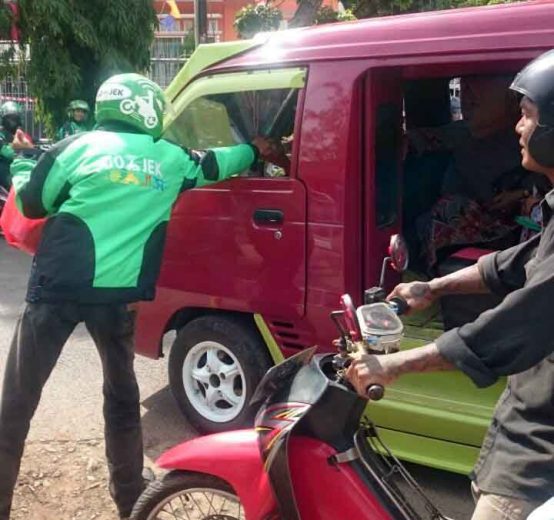 Ini Cara Komunitas Sedekah Nasi Bungkus Mitra Gojek Berbagi Rezeki