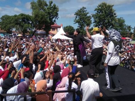 Nassar Ajak Peserta Jalan Sehat Arinal-Nunik Bershalawat