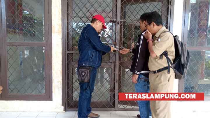 Tujuh Bulan Honor Macet, Para Pegawai Dinas PUPR Lampura Segel Kantor