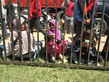 Demi Menonton Nassar, Rahmiyati Rela Berdesakan dan Berpanas Ria