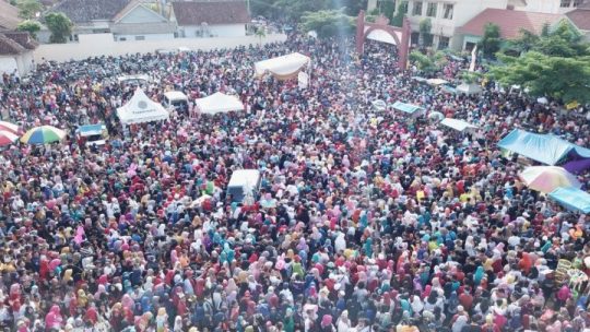 Puluhan Ribu Peserta Ikuti Jalan Sehat Arinal di Pringsewu