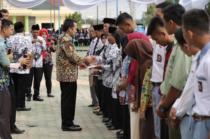 HUT PGRI, Gubernur Ridho Beri Penghargaan Kepada Guru