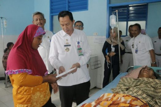 Sambil Menangis Suparti Ucapkan Terimakasih kepada Gubernur Ridho