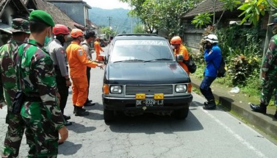 Demi Ternak, Banyak Warga Terobos Zona Bahaya Gunung Agung