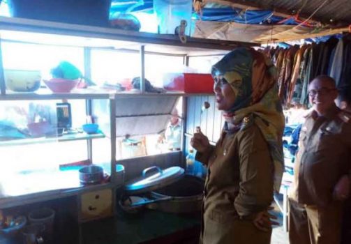 Bupati Nunik Hadiri Penyerahan Kios di Pasar Sekampung