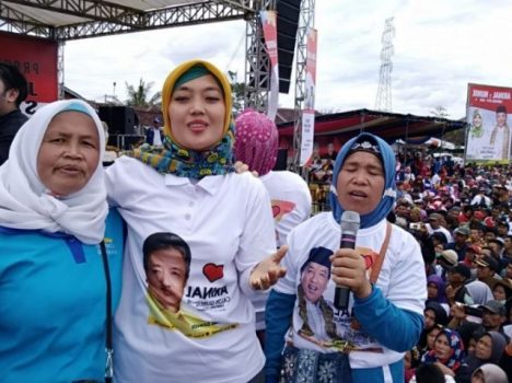 Sambut Antusias Arinal – Nunik, Warga Fajarbulan Ingin Berfoto Bersama