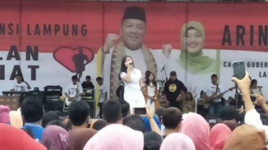 Popo dan Tata Agatha Hibur Peserta Jalan Sehat Bersama Arinal-Nunik di Lampura