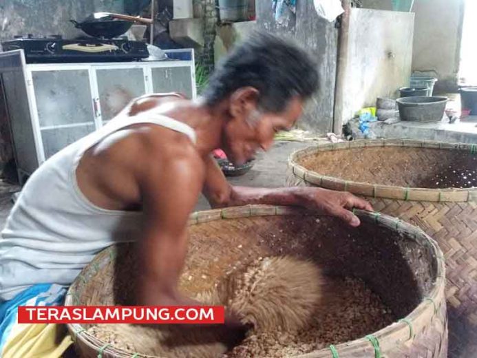 Berbekal Rp 350, Selama 51 Tahun Tugiyanto Bersetia Jadi Perajin Tempe